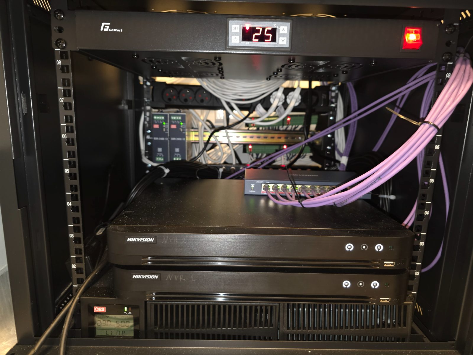 Szafa teletechniczna Hikvision — instalacja monitoringu w Szczecinie